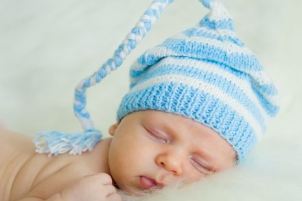 Новорожденный спит - фото