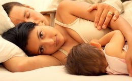 Ребенок спит с родителями: 4 преимущества совместного сна