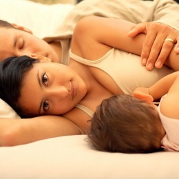 Дитина спить з батьками: 4 переваги спільного сну