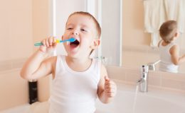 Дитяча зубна паста та вода — з фтором чи без?