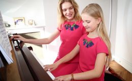 Топ-5 знаменитых мам, которые выбрали Family look
