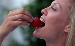 Медики назвали продукты, которые запрещены кормящей маме