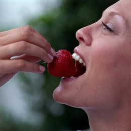 Медики назвали продукты, которые запрещены кормящей маме