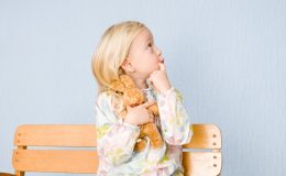 Топ-5 неловких ситуаций, в которые вас ставит ребенок: как реагировать