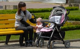 Ребенок на прогулке: что меняется в 6-9 месяцев