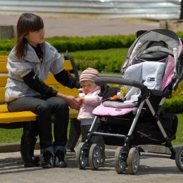 Дитина на прогулянці: що змінюється у 6-9 місяців