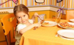 Почему ребенок плохо ест: 4 ошибки родителей