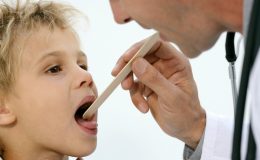 Плями мовою у дитини: це небезпечно?