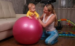 Зарядка на фитболе для грудничка: 15 эффективных упражнений