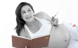 Ехать ли в роддом, если отошли воды — ответ дает гинеколог