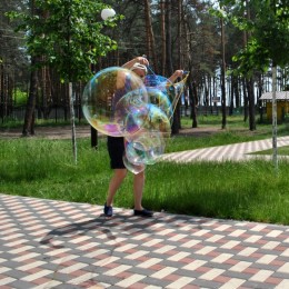 Як зробити величезні мильні бульбашки: ідеї для цікавих прогулянок