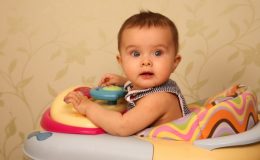 Дитячі ходунки: користь чи шкода?