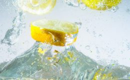 Летний зной: полезные свойства воды с лимоном для фигуры и здоровья
