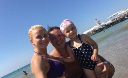 Лилия Ребрик с дочерью устроила фотосессию в купальниках