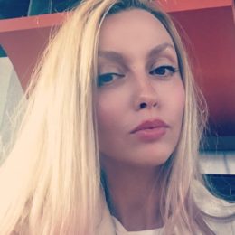 Звездная мама Оля Полякова похвасталась фигурой в бикини