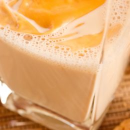 Почему нужно пить топленое молоко: незаменимые свойства продукта