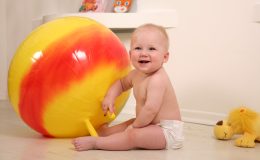 Фитбол: основные упражнения для грудничка