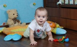 Дитина повзає: 4 поради, як зробити будинок безпечним