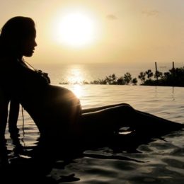 8 ярких фото беременных звезд в купальниках