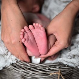Друзья вместо папы: новый тренд во время родов