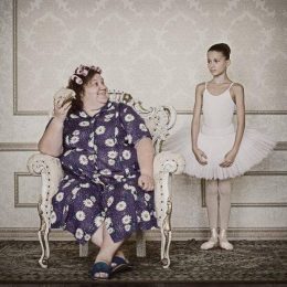 Зворотний бік материнського кохання: фотограф показала, що мами бувають не лише тими, хто любить