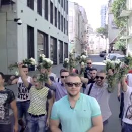 Реакция девушек на цветы в подарок от незнакомцев (Видео)
