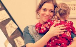 Зірка серіалу «Не родись красивою» більше не приховує другої вагітності