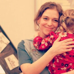 Зірка серіалу «Не родись красивою» більше не приховує другої вагітності