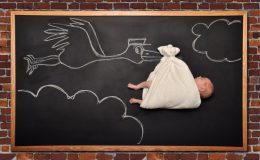 Мама-фотограф підкорила мережу знімками немовлят, показавши їхні казкові сни
