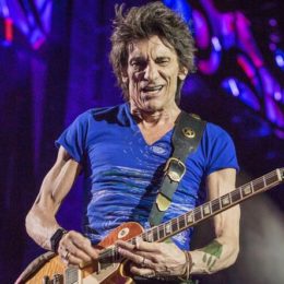 69-річний гітарист Rolling Stones показав своїх 4-місячних близнюків