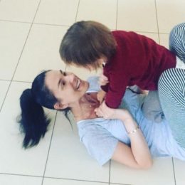 Маша Єфросиніна веде світські бесіди із 2-річним сином