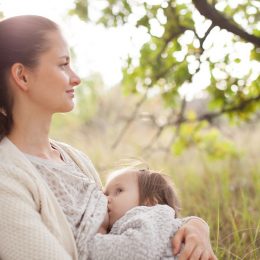 Давать ли водичку грудничку в жару: мнение специалистов