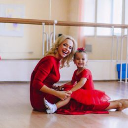 Лілія Ребрик показала дружина та маленьку доньку у яскравій фотосесії