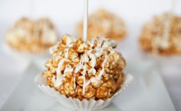 Подарочный десерт: вкуснейшие карамельные шарики из попкорна
