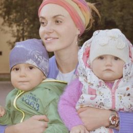 Слава Камінська вийшла на подіум із донькою та сином