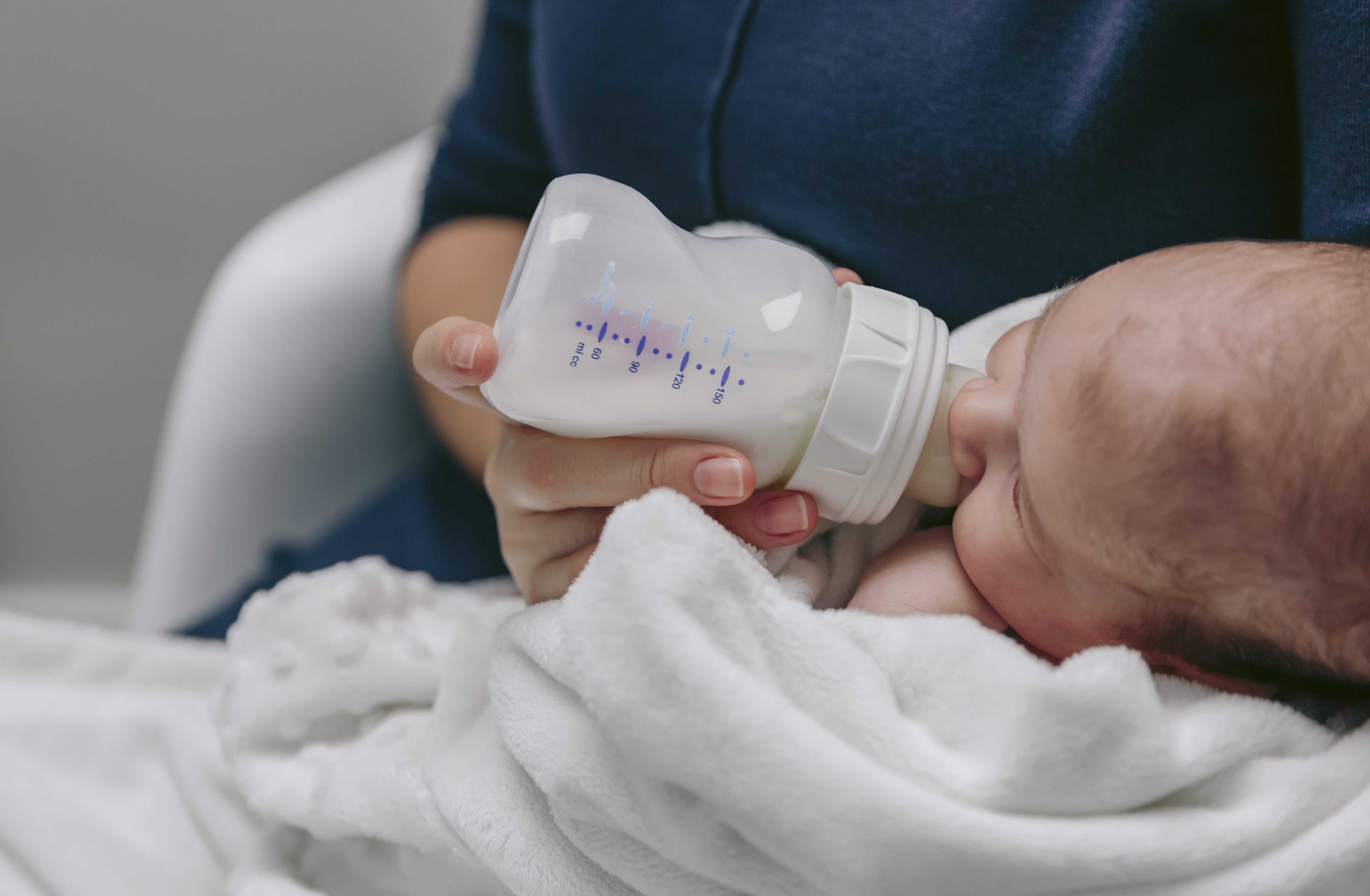 Давать ли водичку грудничку в жару: мнение специалистов