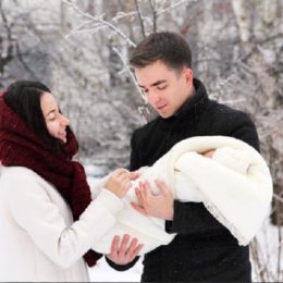 Первая прогулка с новорожденным зимой: основные правила