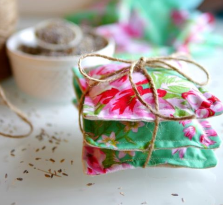 http://ghk.h-cdn.co/assets/16/12/480x640/handmade-lavender-sachets-by-kimberly-layton_thumb.jpg