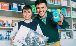 До слез: 12-летний мальчик отдал собранные на игру деньги больным детям, и вот что из этого вышло