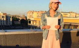 Анита Луценко показала упражнение для спины и шеи: мама с коляской