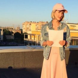 Анита Луценко показала упражнение для спины и шеи: мама с коляской