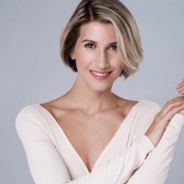 Анита Луценко показала новое упражнение от боли в спине и второго подбородка