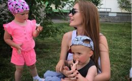 Неожиданный отдых: Слава Каминская показала детей и фигуру в купальнике