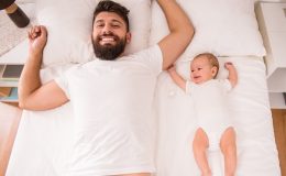Психолог раскрыл секрет, как привлечь мужа к уходу за грудничком