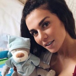 Анна Седокова сполошила шанувальників провокаційним фото із сином та чоловіком