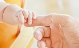 Вчені розповіли, як народження малюка впливає на чоловіка