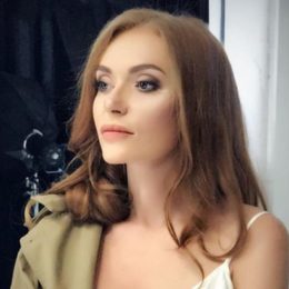 Слава Камінська зворушила віршем: Дівчинці три, вона їде у тата на шиї