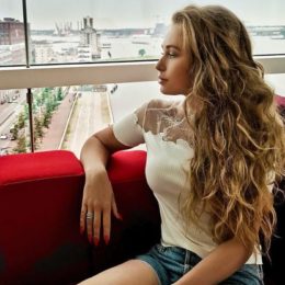 Яна Соломко показала дочку-кучерячку, що підросла.