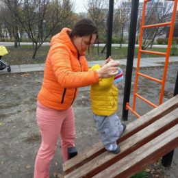 Секрети осінньої прогулянки від винахідливої ​​мами: 9 ігор для дитини до року