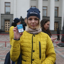 Мы должны защитить своих детей. Социальная акция: новый бренд сигарет «Шкільні»